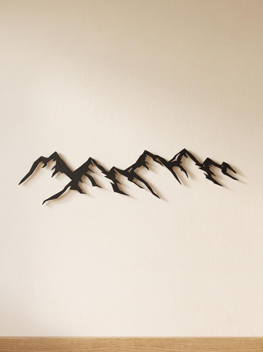 Bergsilhouette aus Holz als 3D-Wanddeko an der Wand