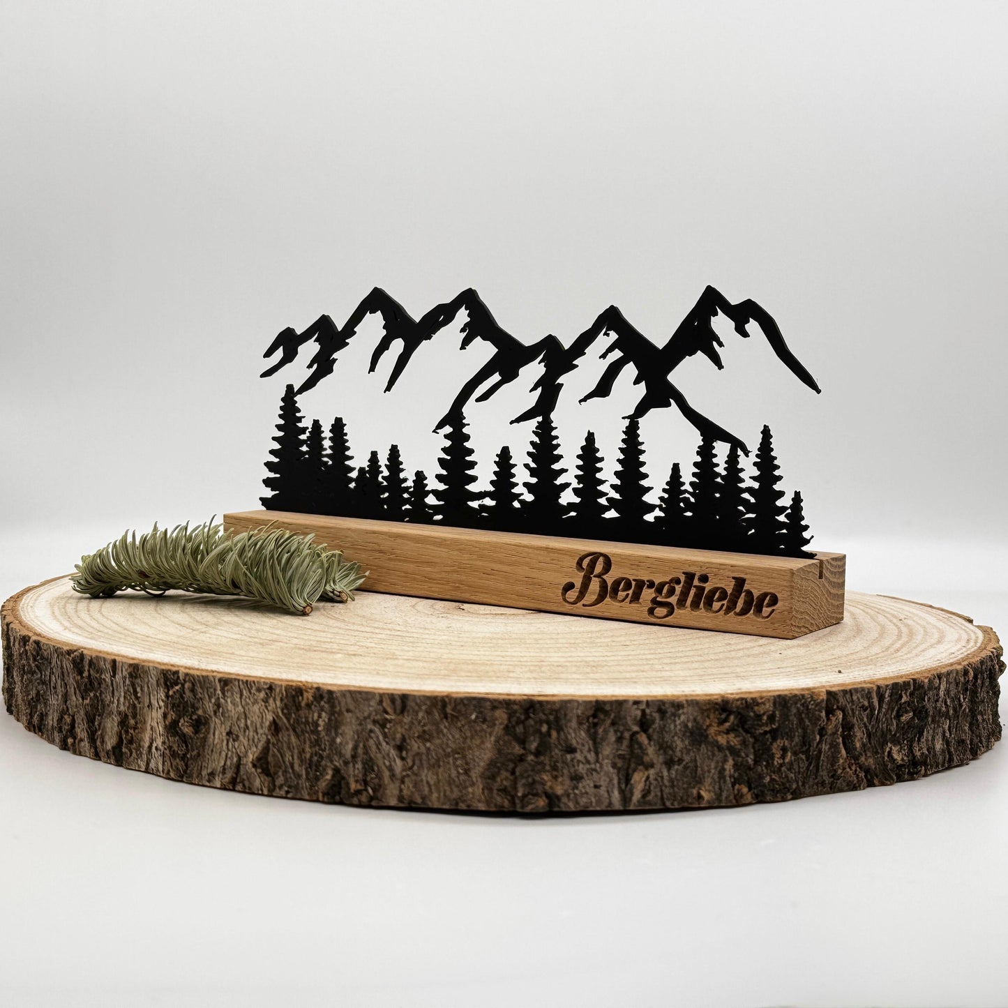 Berg Silhouette Deko aus Holz – Berglandschaft Schwarz auf Eiche, Wald Deko modern, Geschenkidee Natur Deko, Weihnachtsgeschenk