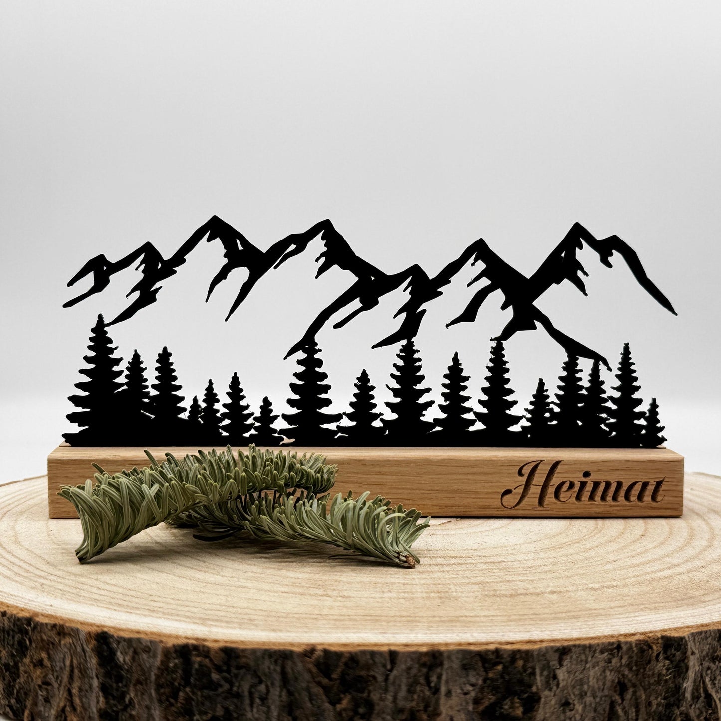 Berg Silhouette Deko aus Holz – Berglandschaft Schwarz auf Eiche, Wald Deko modern, Geschenkidee Natur Deko, Weihnachtsgeschenk