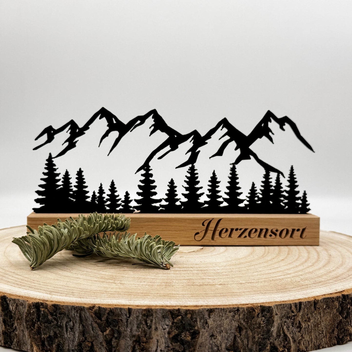 Berg Silhouette Deko aus Holz – Berglandschaft Schwarz auf Eiche, Wald Deko modern, Geschenkidee Natur Deko, Weihnachtsgeschenk