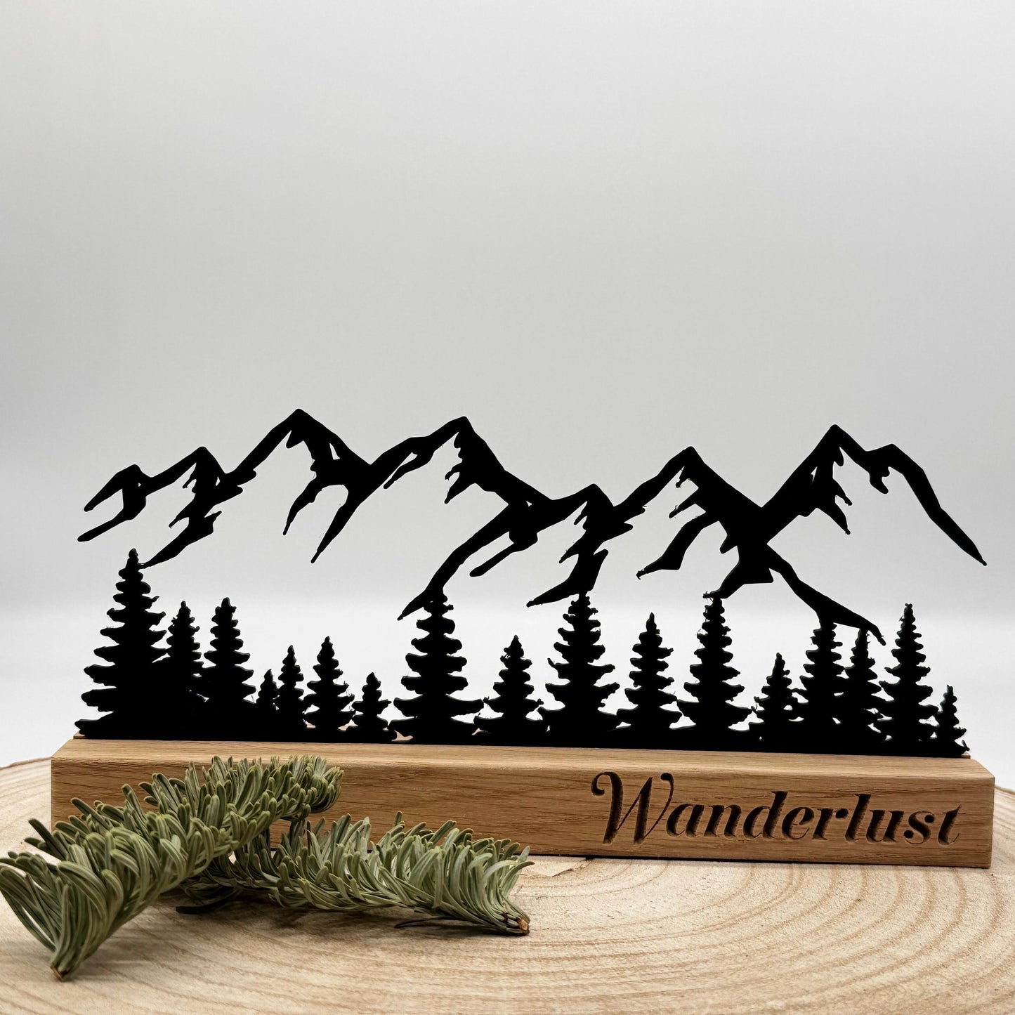 Berg Silhouette Deko aus Holz – Berglandschaft Schwarz auf Eiche, Wald Deko modern, Geschenkidee Natur Deko, Weihnachtsgeschenk