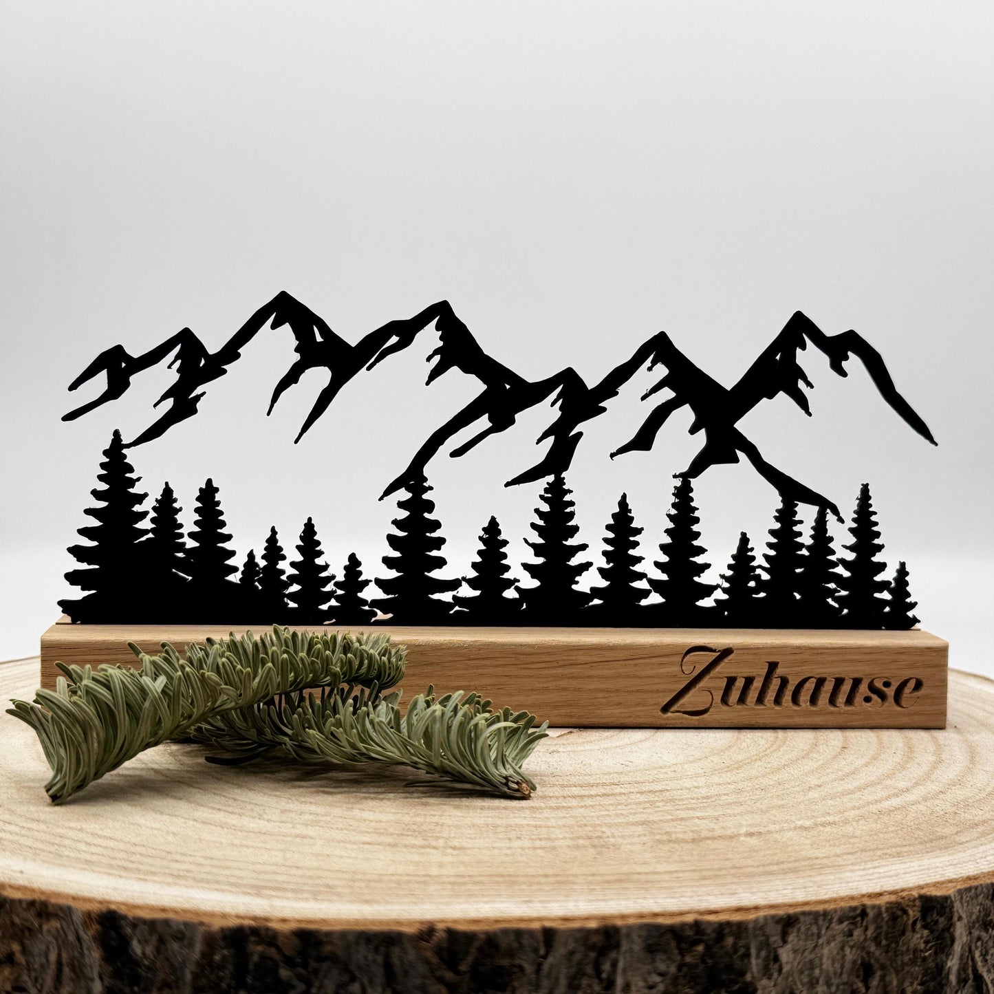 Berg Silhouette Deko aus Holz – Berglandschaft Schwarz auf Eiche, Wald Deko modern, Geschenkidee Natur Deko, Weihnachtsgeschenk