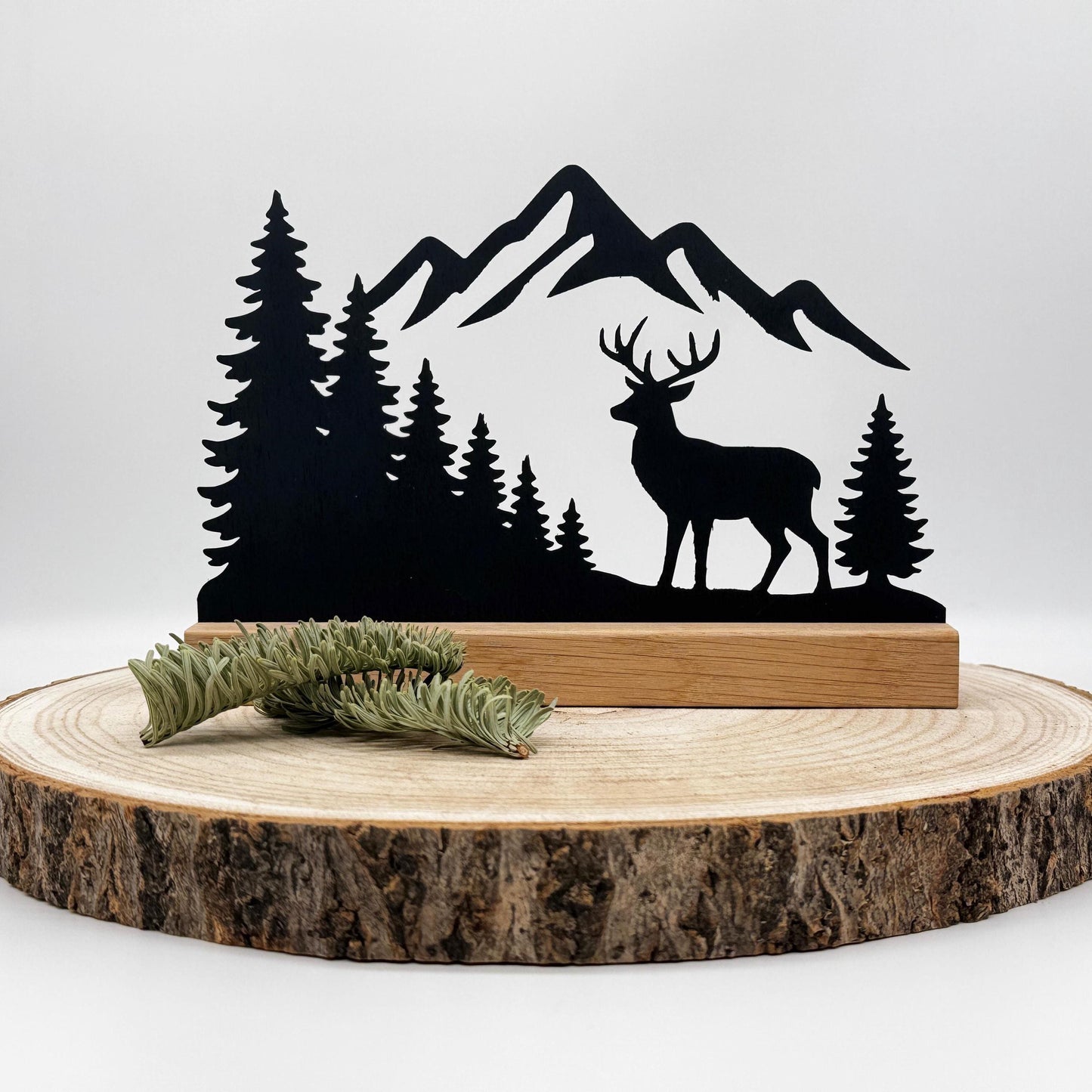 Berg & Hirsch Deko aus Holz  Natur Wohnaccessoire mit Eichenholzsockel