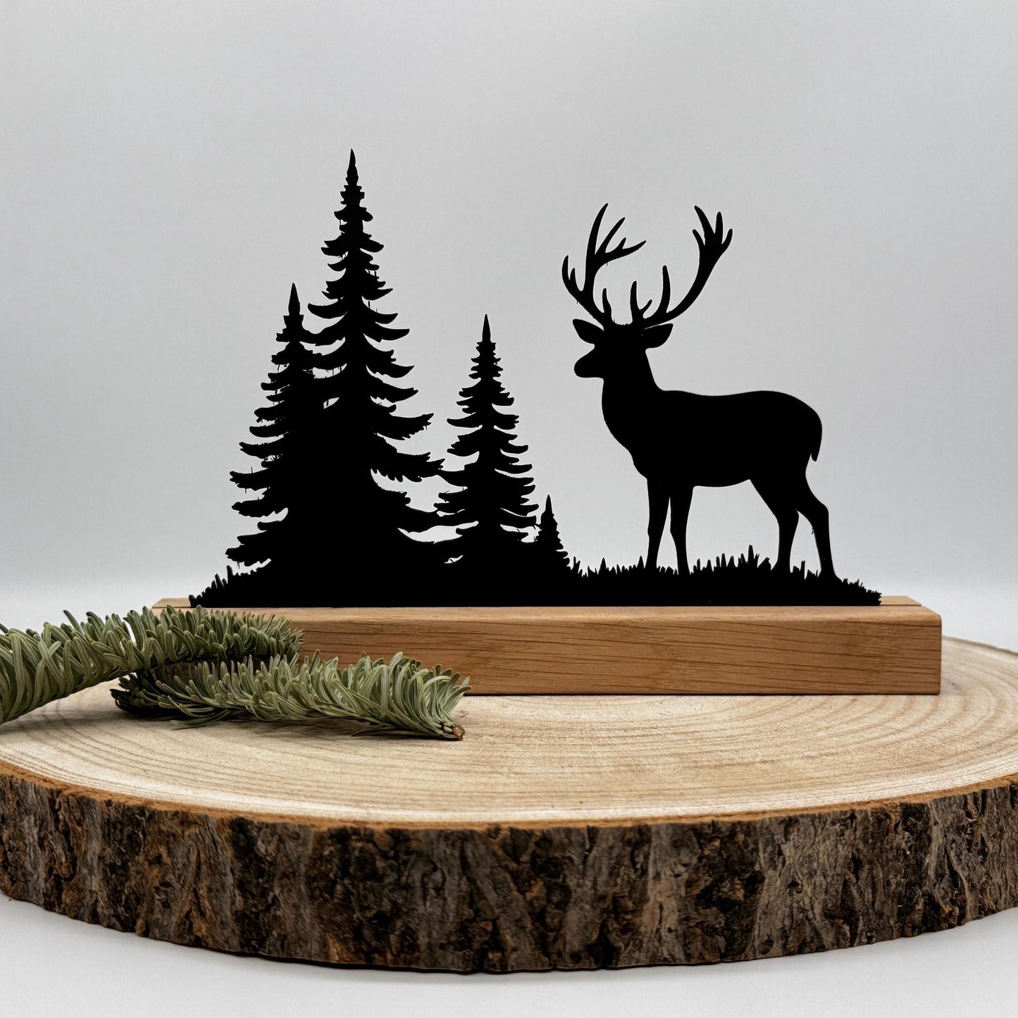 Hirsch Deko aus Holz  Natur Wohnaccessoire mit Eichenholzsockel