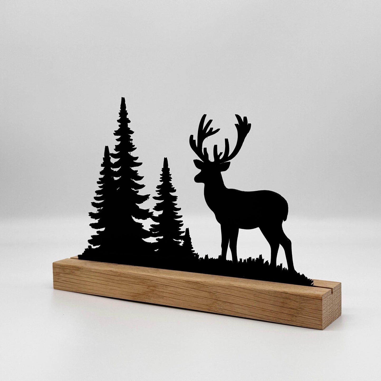 Hirsch Deko aus Holz  Natur Wohnaccessoire mit Eichenholzsockel