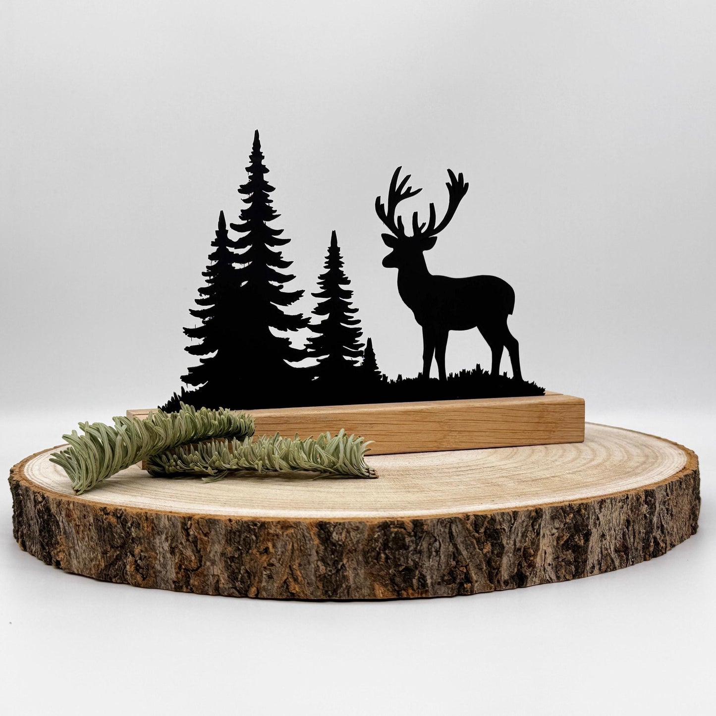 Hirsch Deko aus Holz  Natur Wohnaccessoire mit Eichenholzsockel