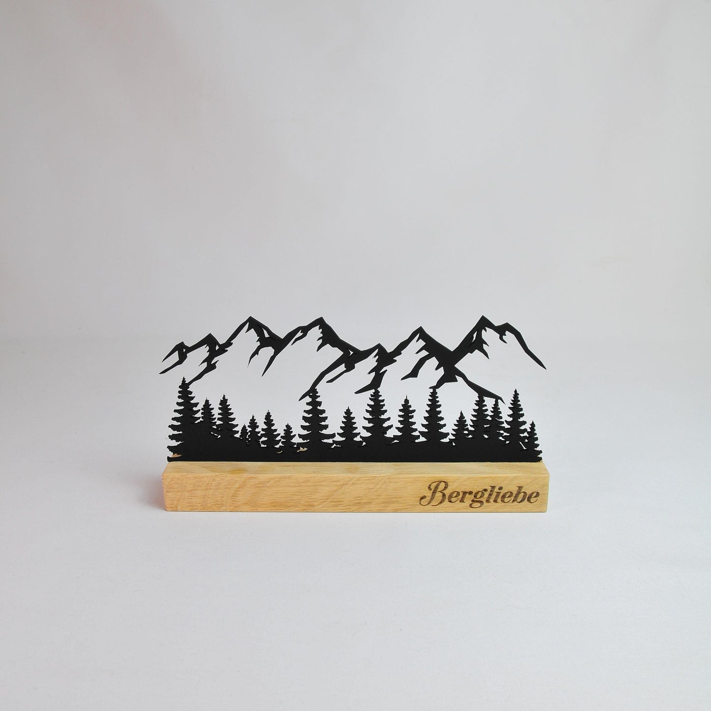 Minimalistische Berg-Silhouette aus Holz