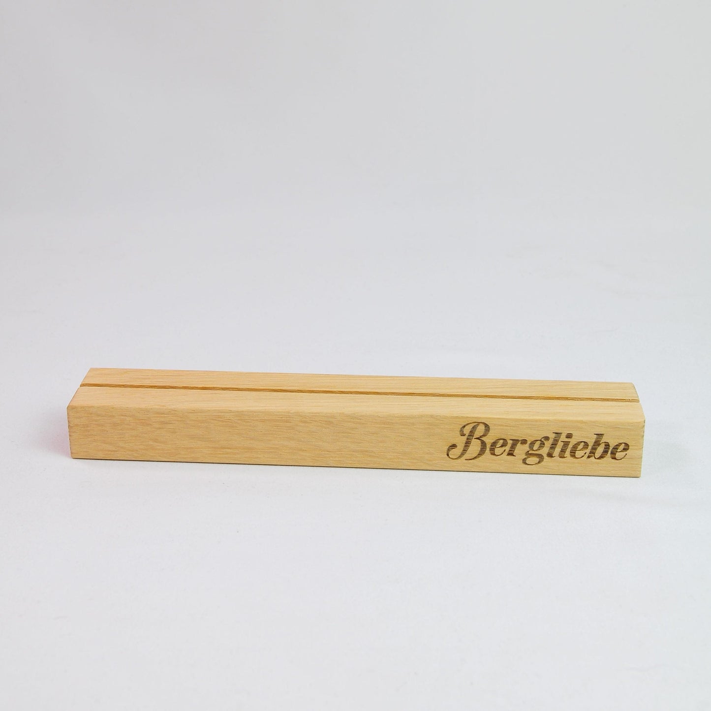 Minimalistische Berg-Silhouette aus Holz