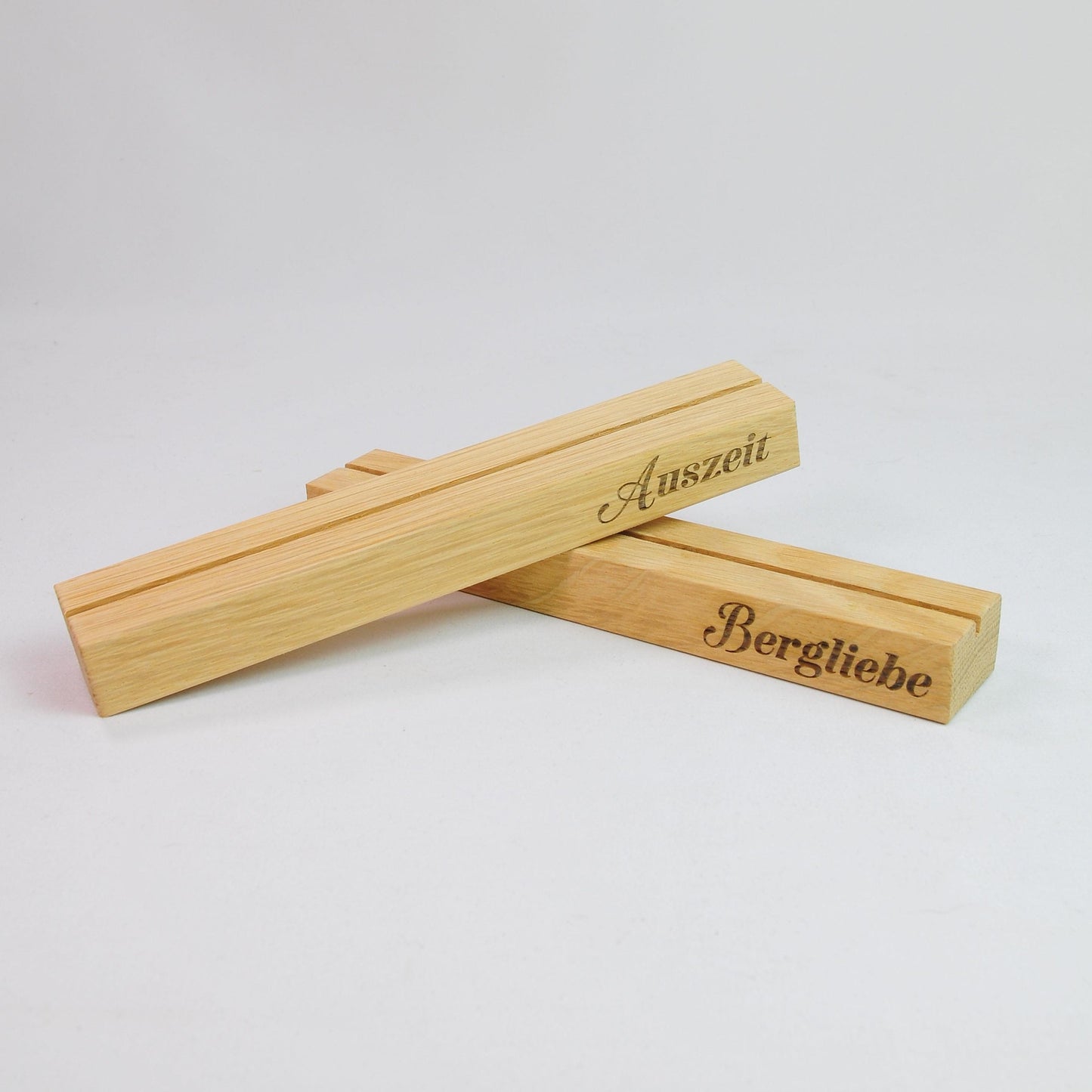 Minimalistische Berg-Silhouette aus Holz