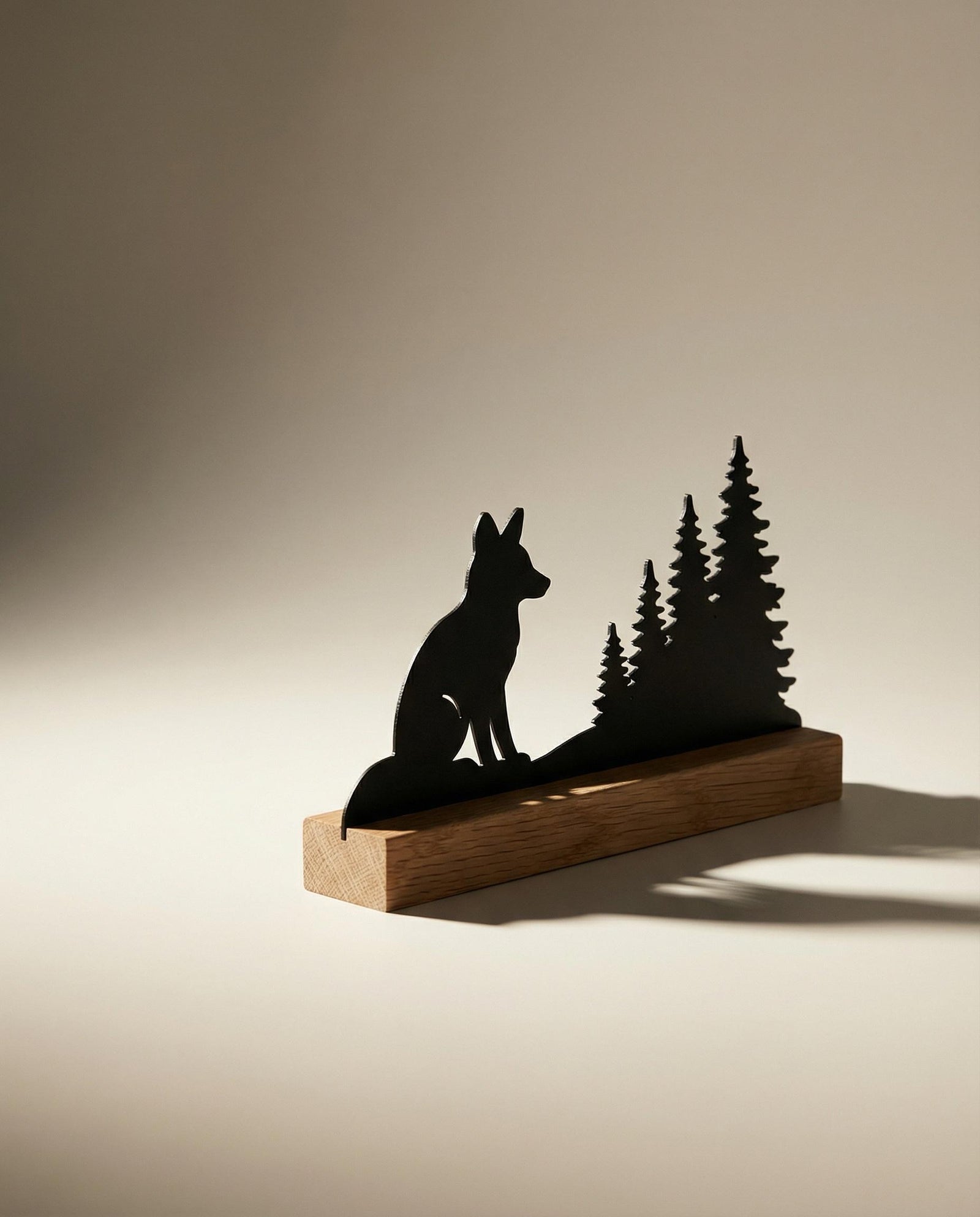 Fuchs-Silhouette aus Holz mit Eichenholzsockel – Ansicht 5