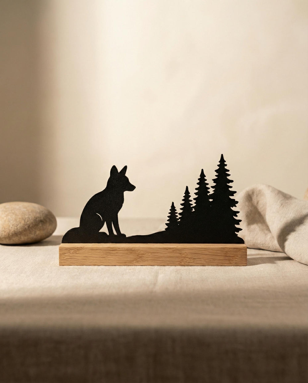 Fuchs-Silhouette aus Holz mit Eichenholzsockel – Ansicht 1