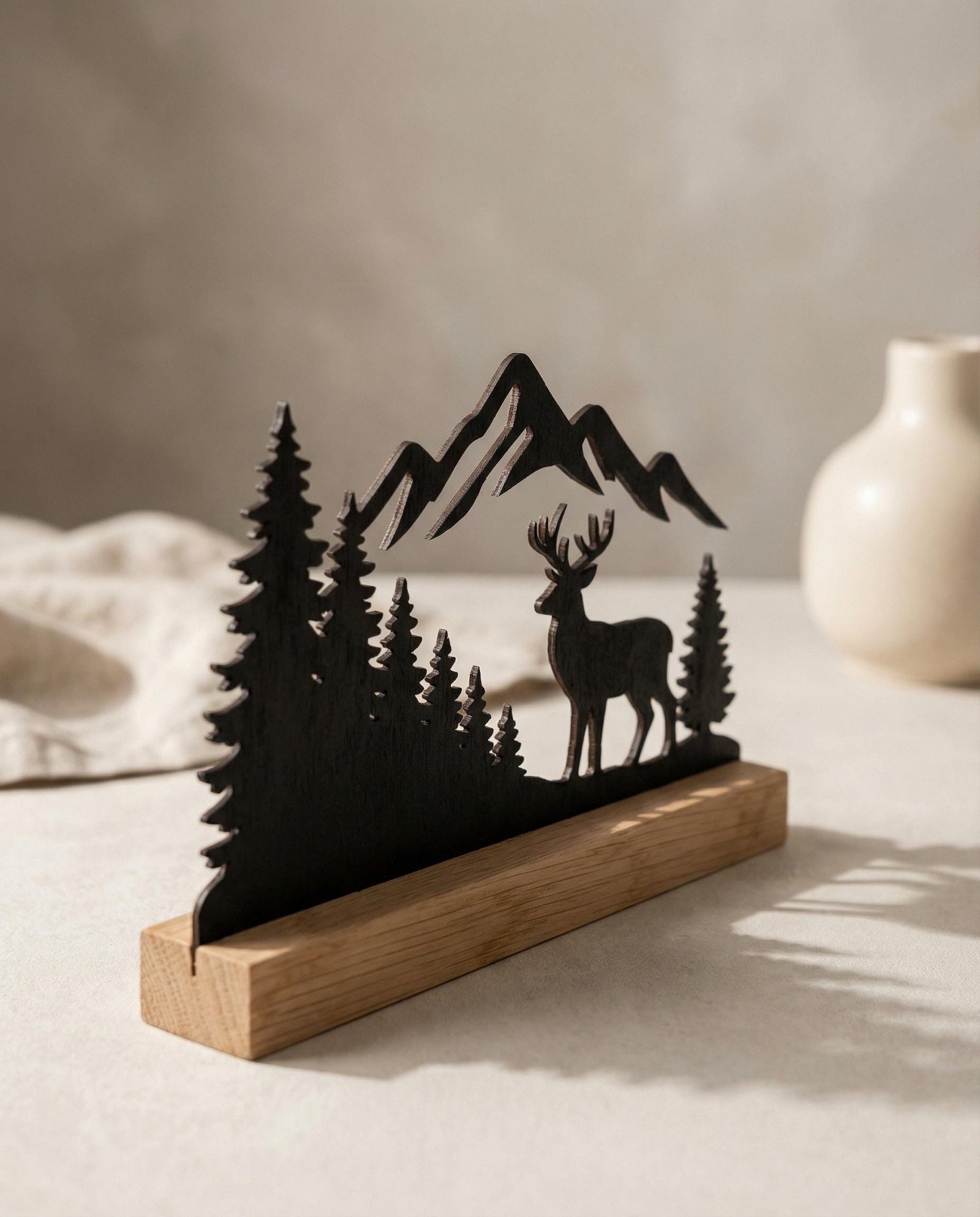 Hirsch-Silhouette aus Holz mit Bergmotiv – Ansicht 2
