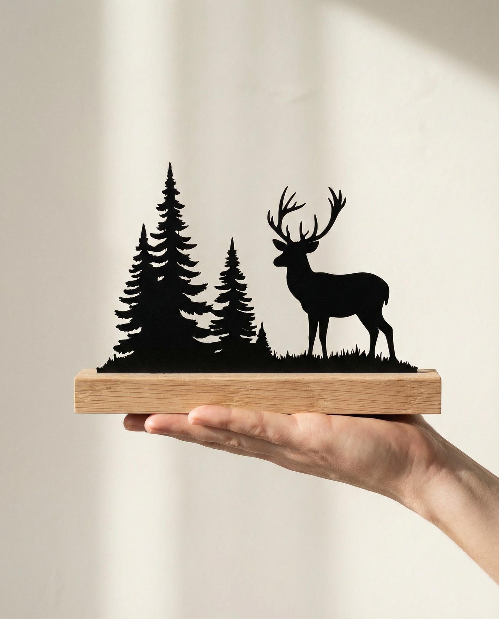 Hirsch-Silhouette aus Holz mit Waldmotiv – Ansicht 3