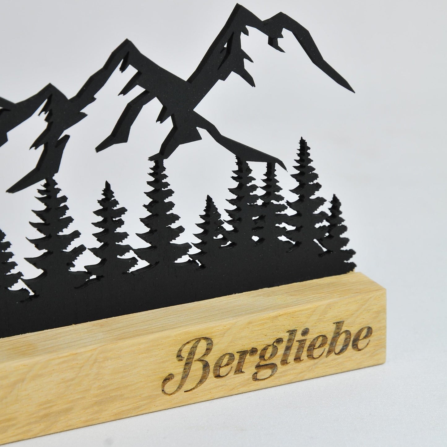 Minimalistische Berg-Silhouette aus Holz