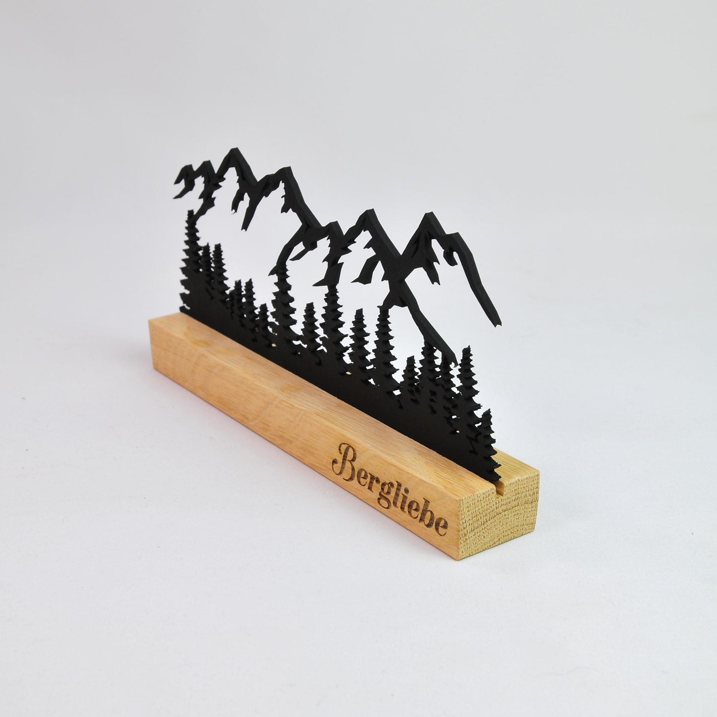 Minimalistische Berg-Silhouette aus Holz