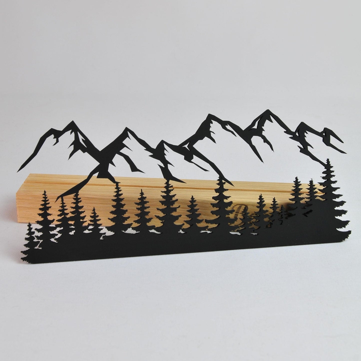 Minimalistische Berg-Silhouette aus Holz