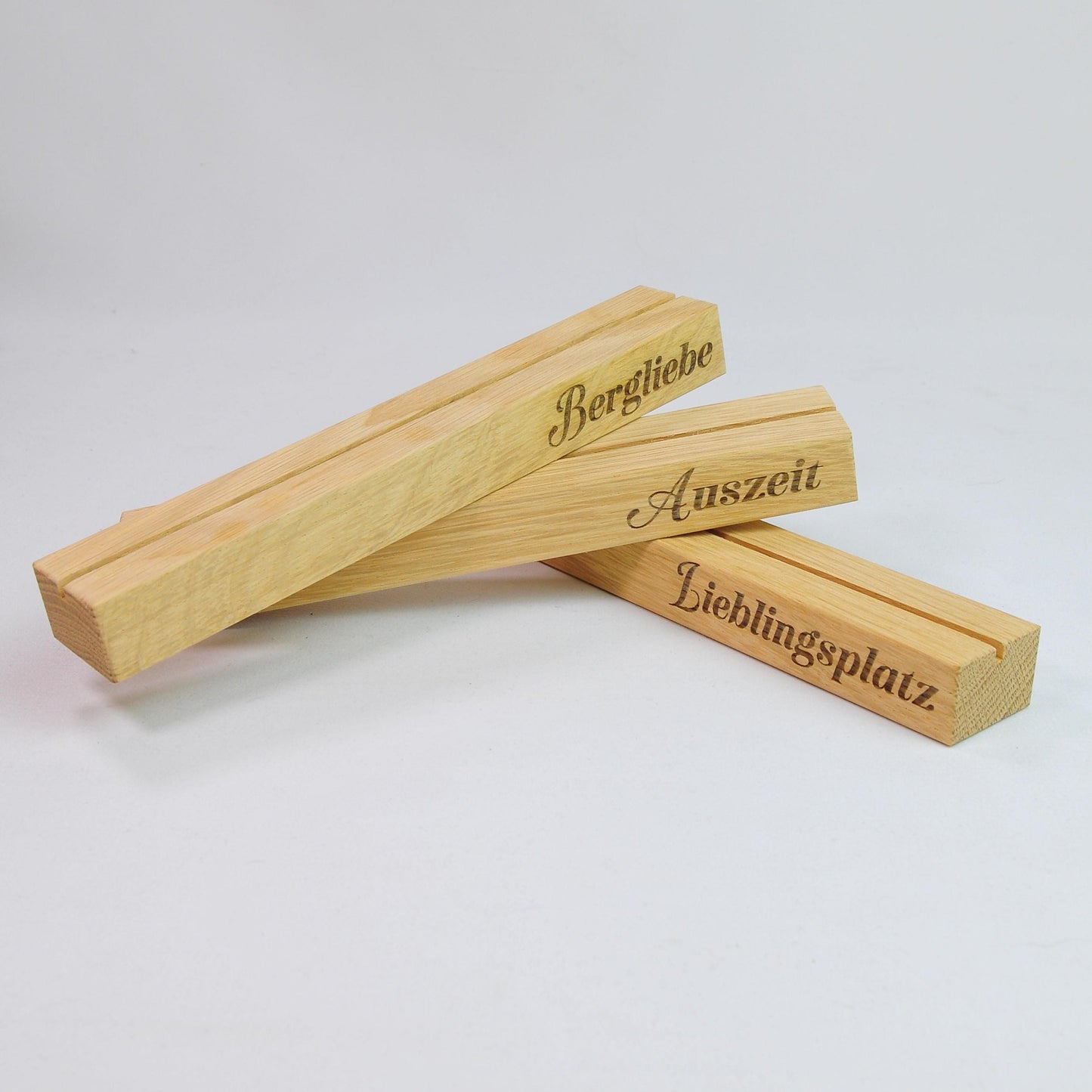 Minimalistische Berg-Silhouette aus Holz