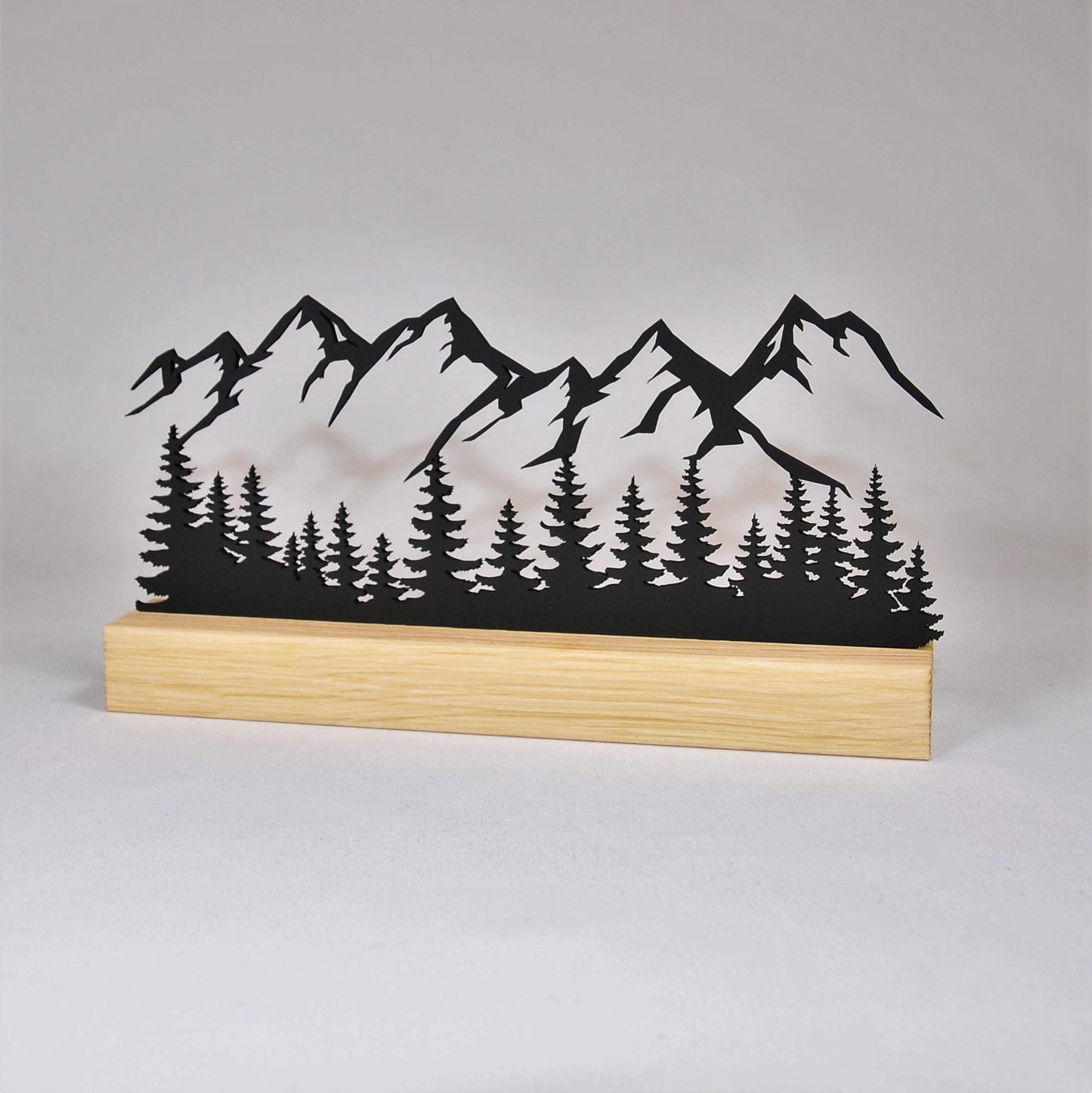 Minimalistische Berg-Silhouette aus Holz