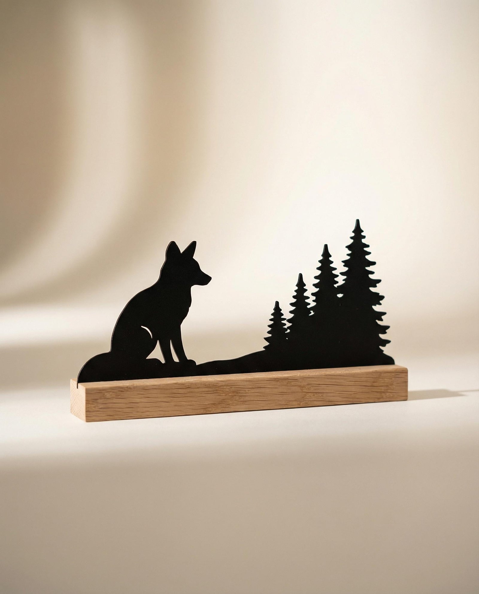 Fuchs-Silhouette aus Holz mit Eichenholzsockel – Ansicht 4