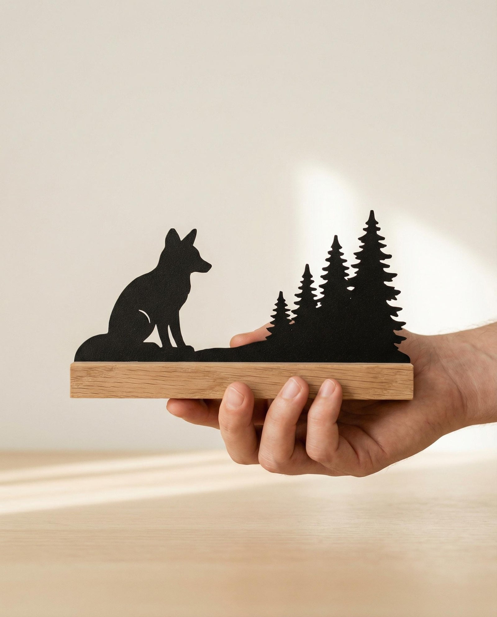 Fuchs-Silhouette aus Holz mit Eichenholzsockel – Ansicht 3