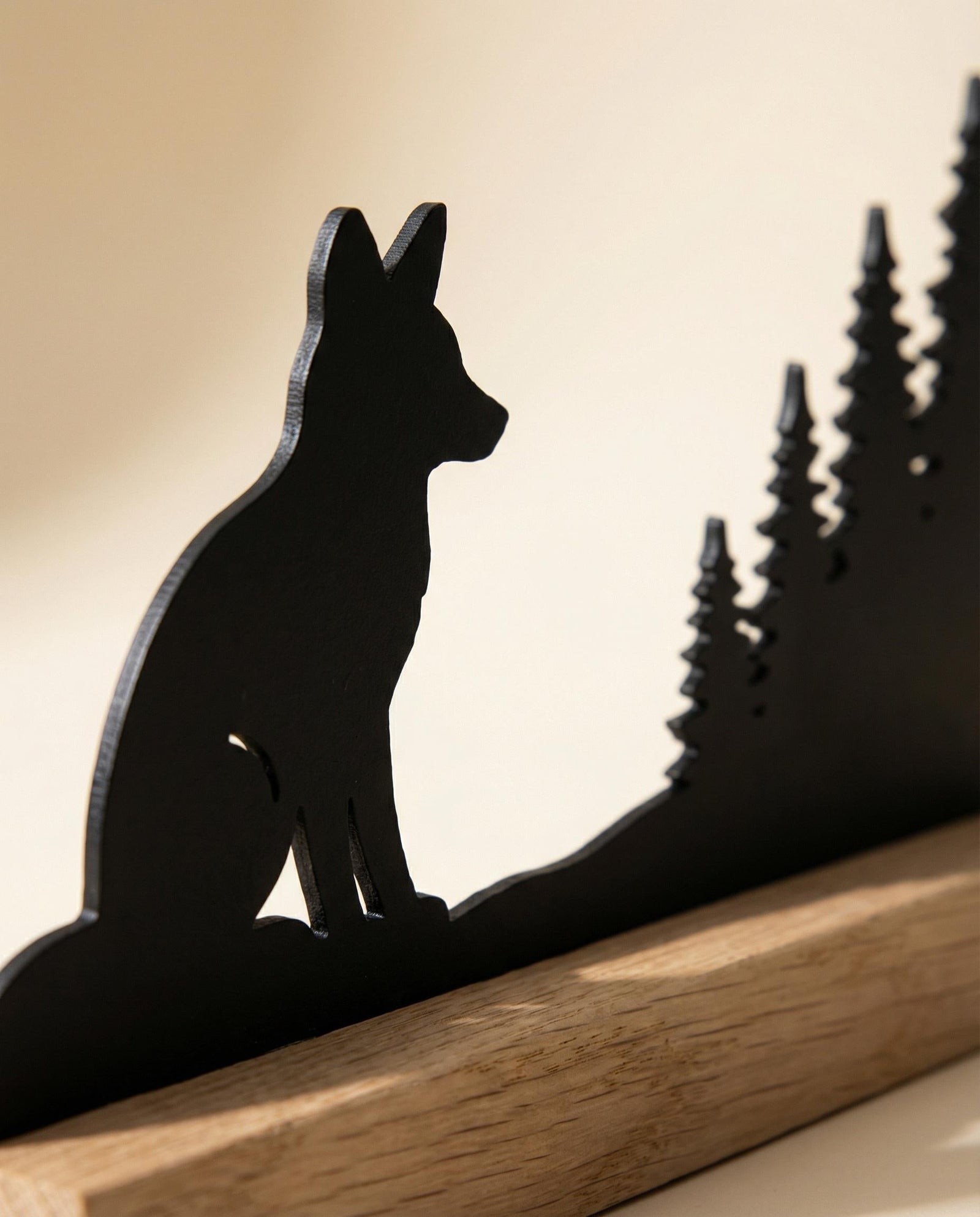Fuchs-Silhouette aus Holz mit Eichenholzsockel – Ansicht 2