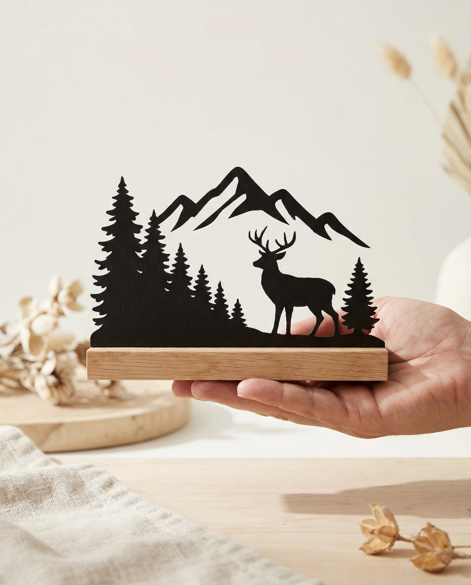 Hirsch-Silhouette aus Holz mit Bergmotiv – Ansicht 3
