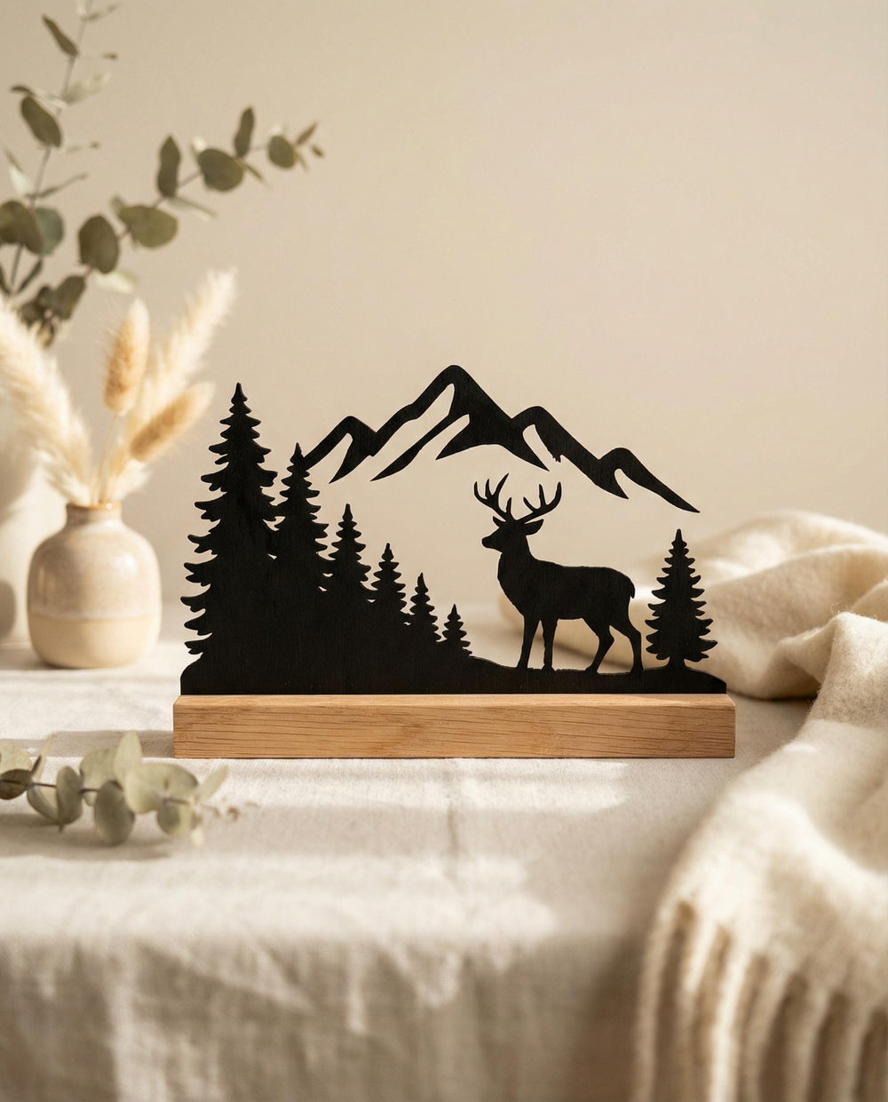 Hirsch-Silhouette aus Holz mit Bergmotiv – Ansicht 1