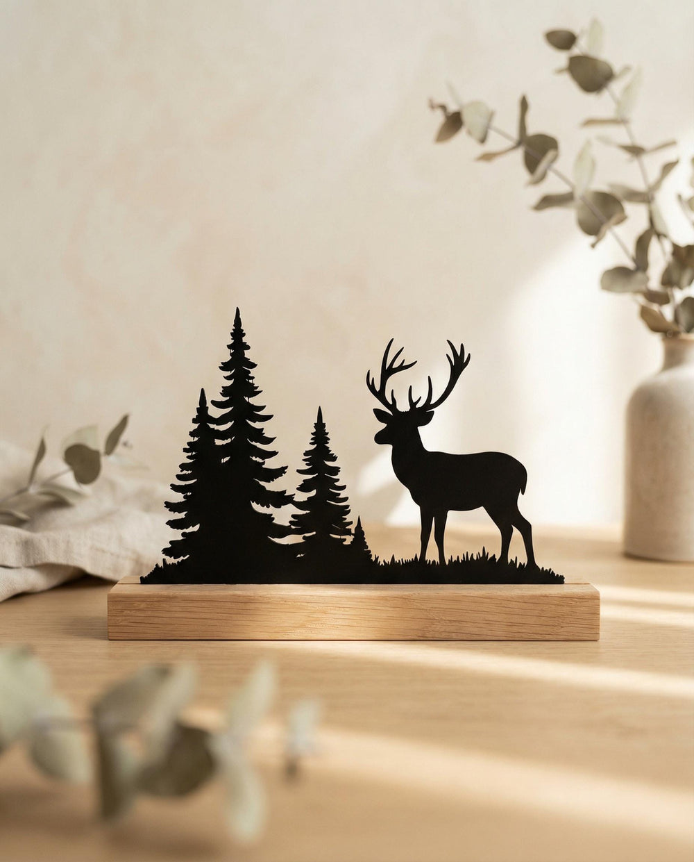 Hirsch-Silhouette aus Holz mit Waldmotiv – Ansicht 1