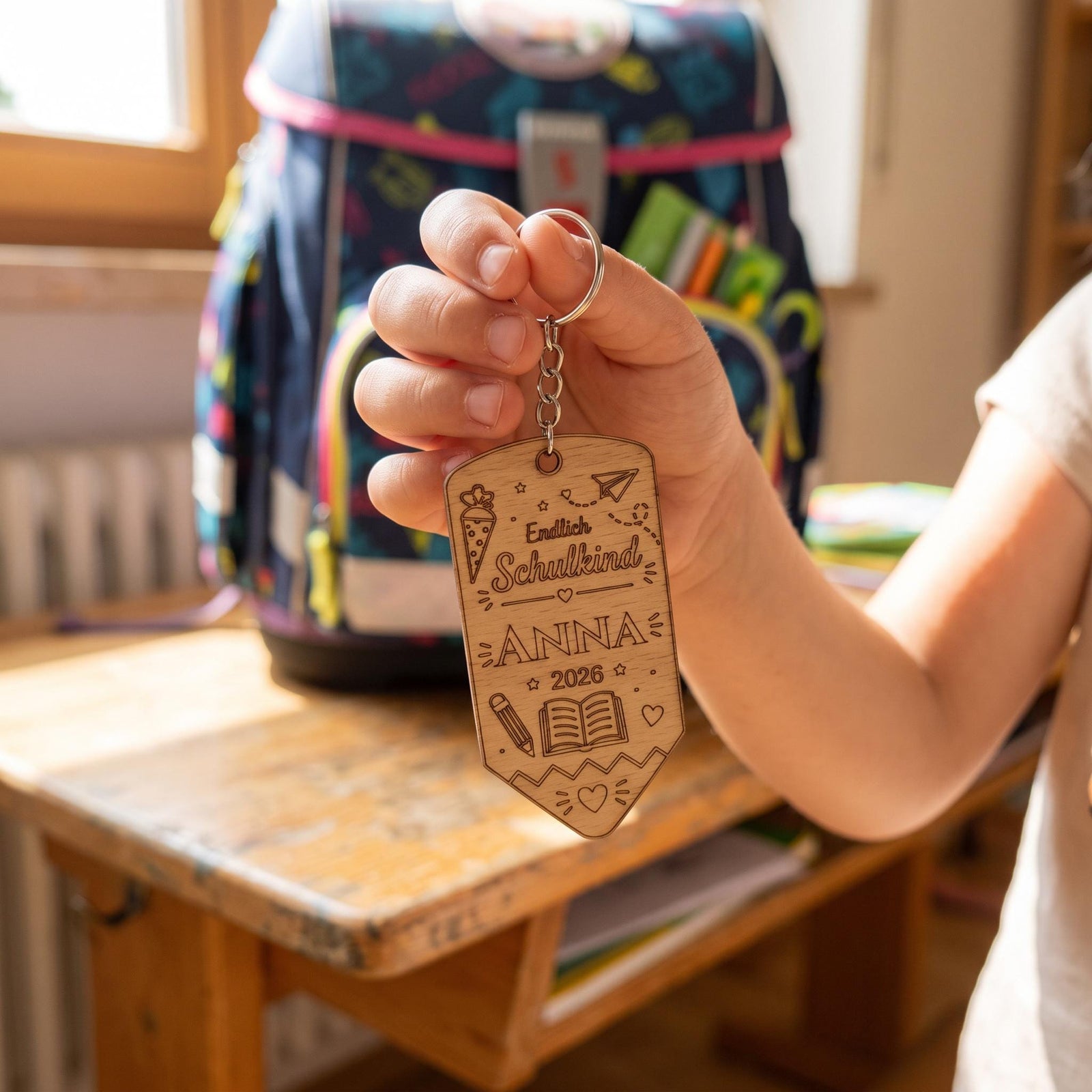 Personalisierter Schulkind-Anhänger aus Holz – Ansicht 4