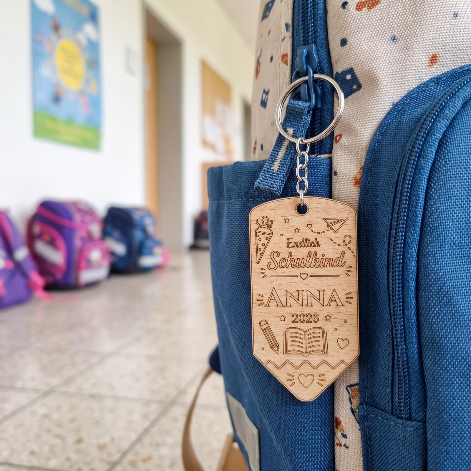 Personalisierter Schulkind-Anhänger aus Holz – Ansicht 2