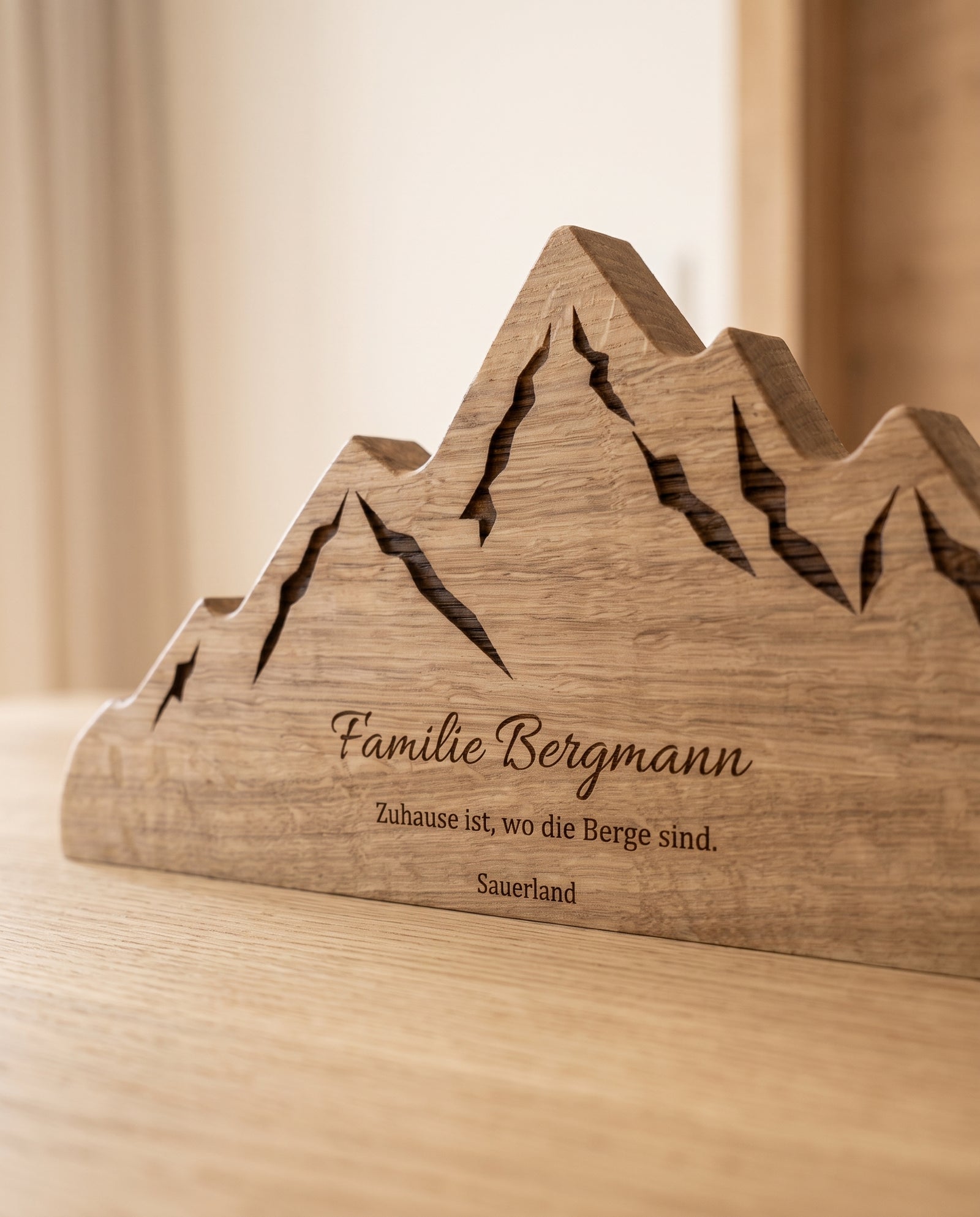 Bergsilhouette aus Eiche mit individueller Gravur – Ansicht 2