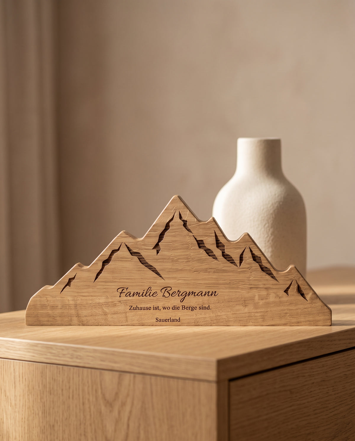 Personalisierte Bergsilhouette aus massiver Eiche mit Wunschgravur