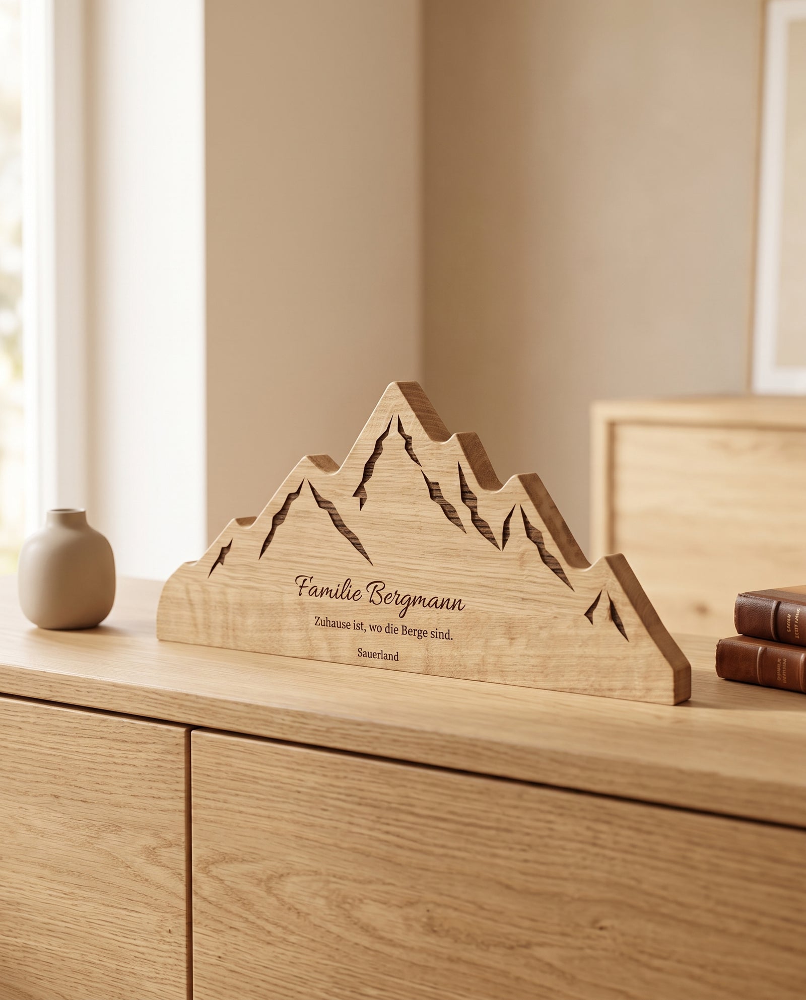 Bergsilhouette aus Eiche mit individueller Gravur – Ansicht 5